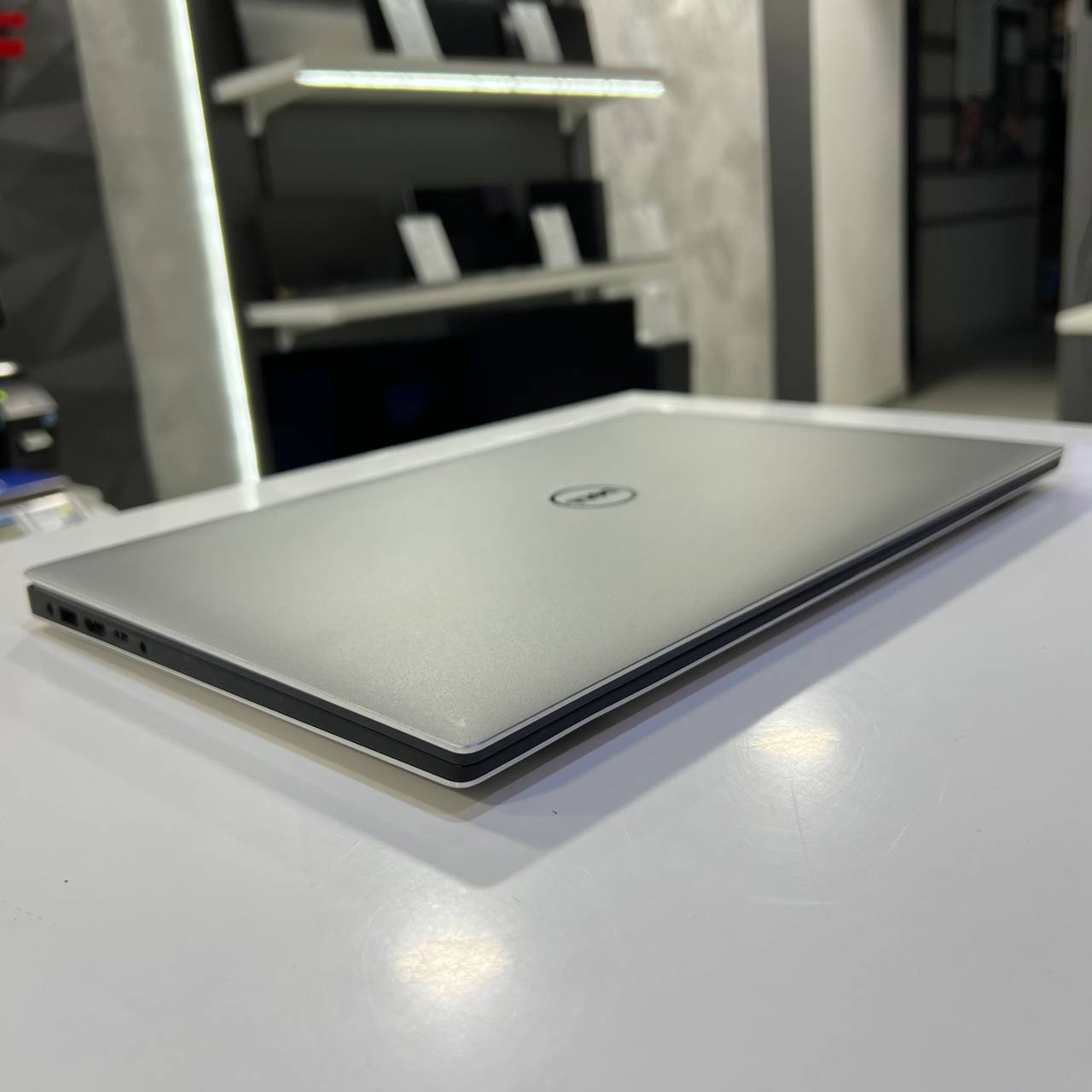 Dell XPS 9560 Intel Core i7-7700HQ/GTX1050 4Gb/16Gb/256Gb SSD/Win10