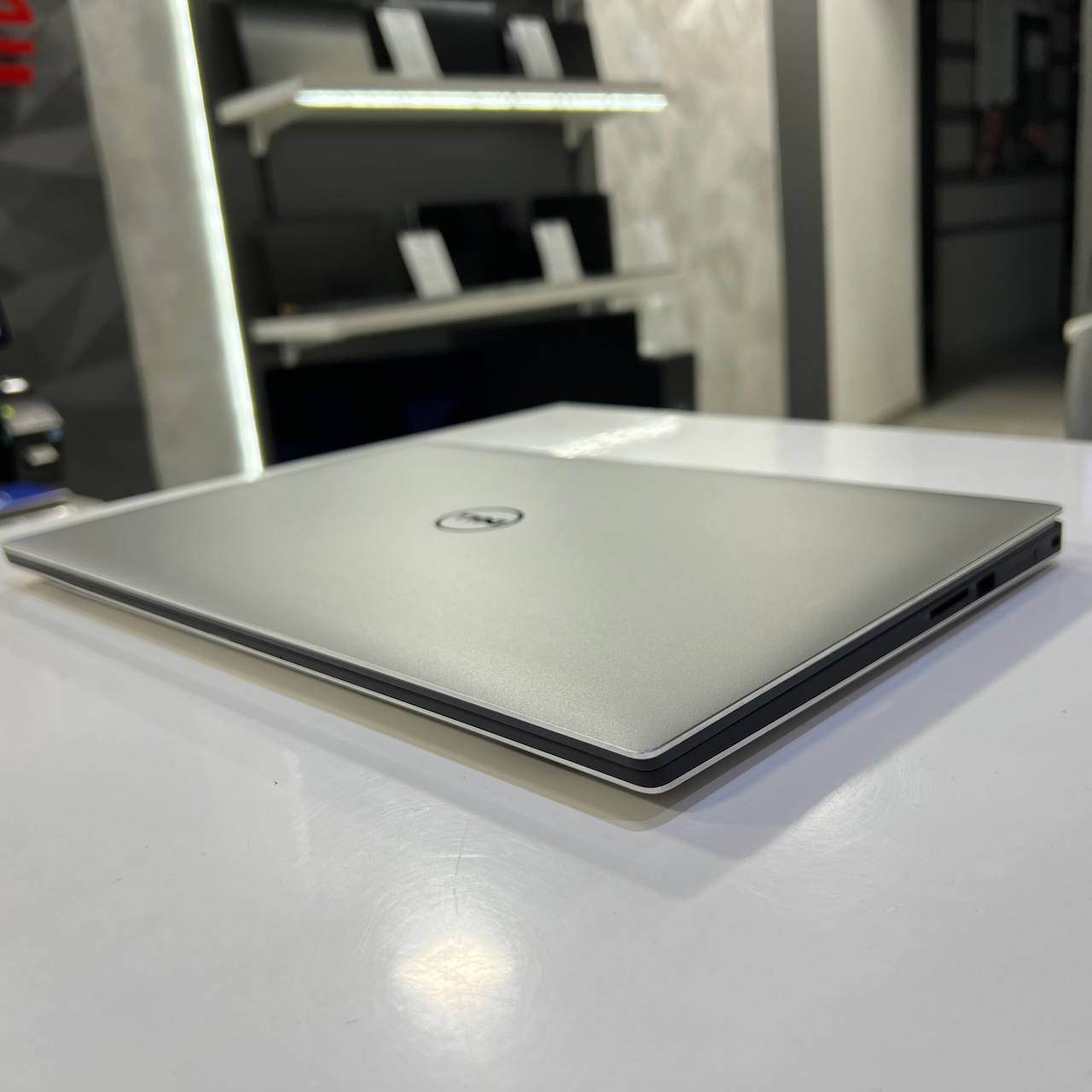 Dell XPS 9560 Intel Core i7-7700HQ/GTX1050 4Gb/16Gb/256Gb SSD/Win10