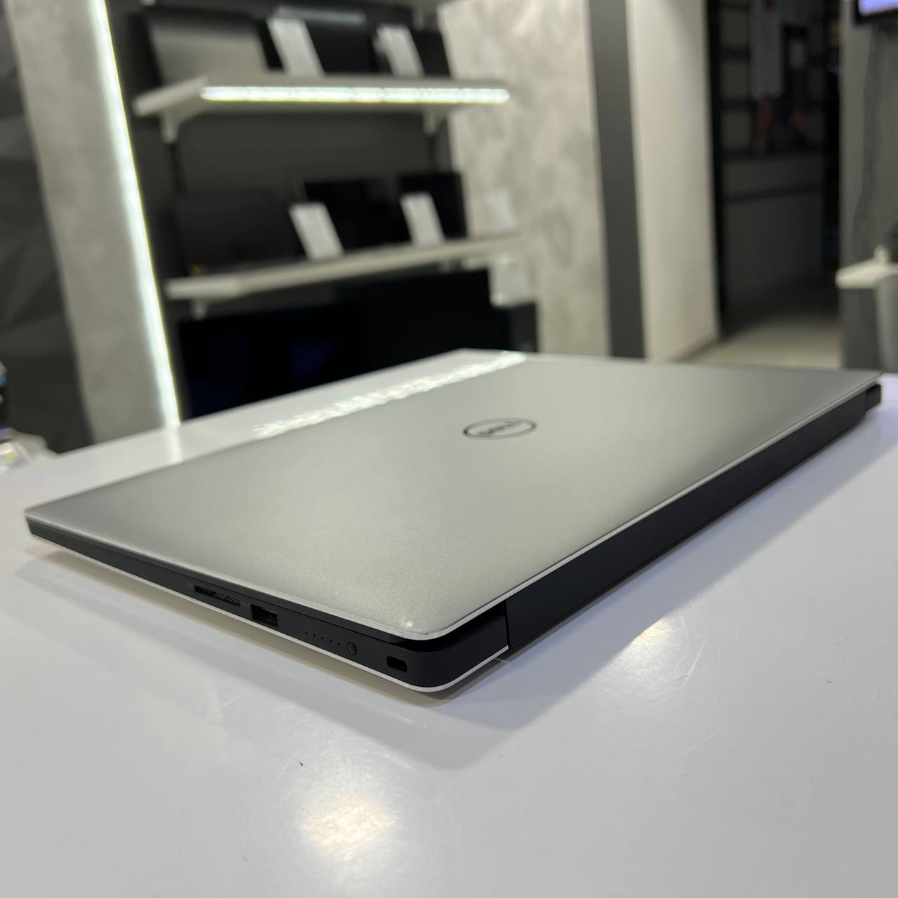 Dell XPS 9560 Intel Core i7-7700HQ/GTX1050 4Gb/16Gb/256Gb SSD/Win10